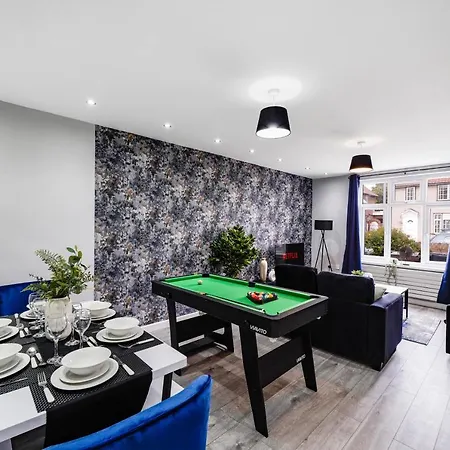 Boutique 4 Bedroom House In London - Parking